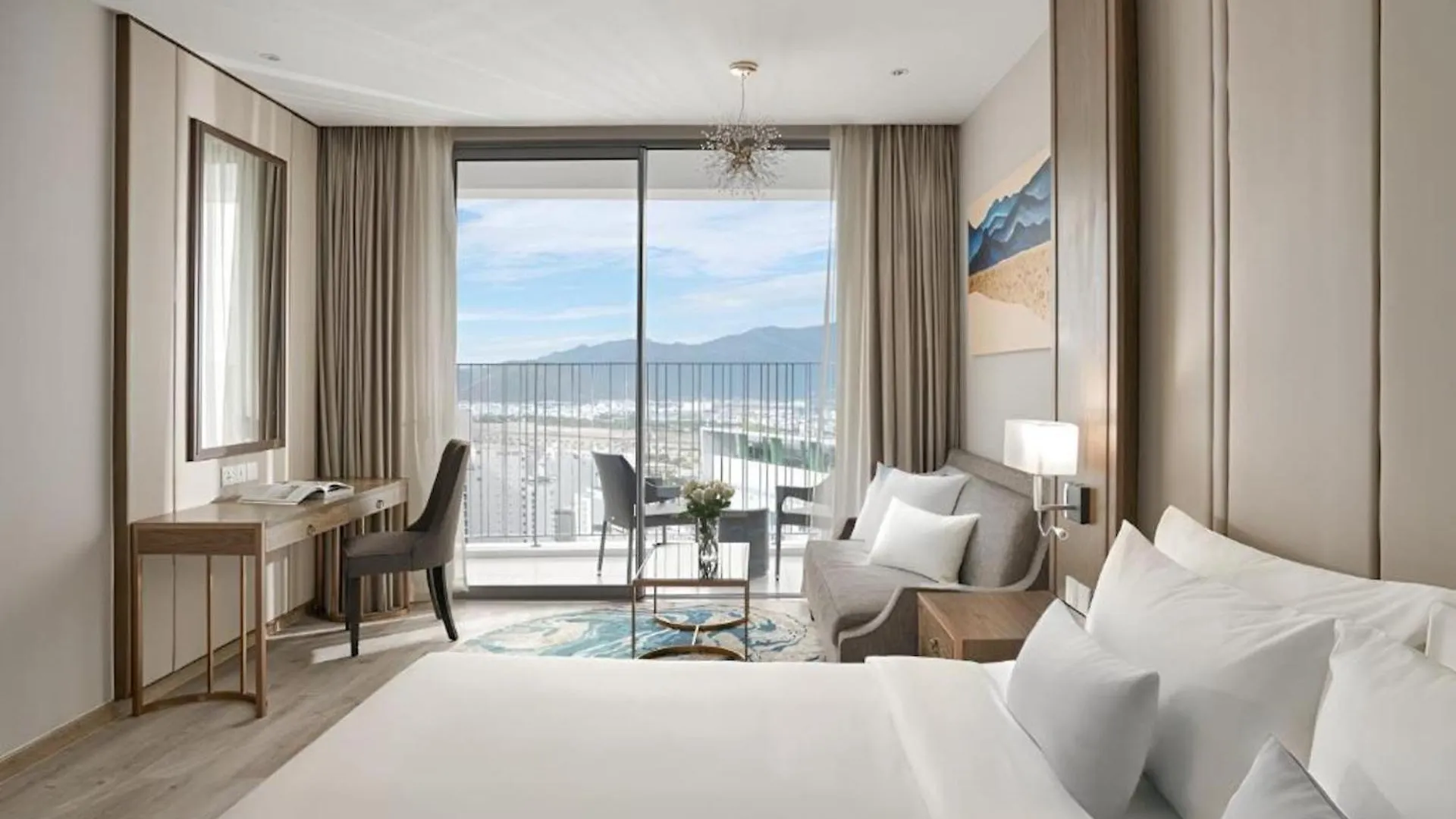 Lyn Panorama Beachfront Studio Nha Trang