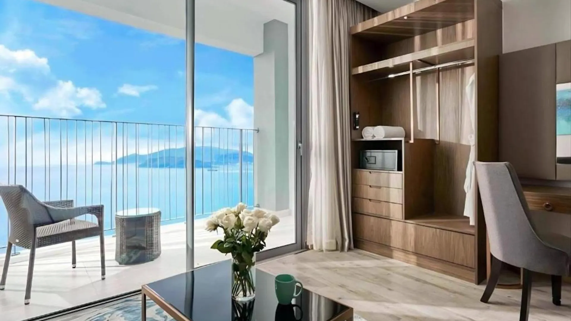 Lyn Panorama Beachfront Studio Nha Trang