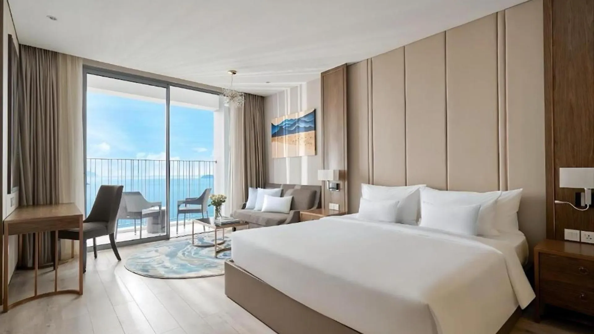 Lyn Panorama Beachfront Studio Nha Trang