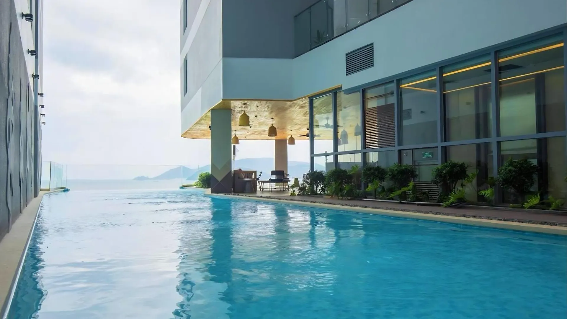 Lyn Panorama Beachfront Studio Nha Trang